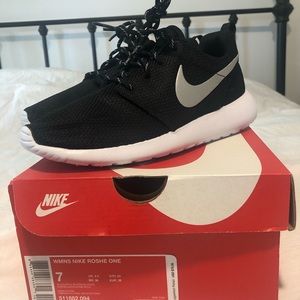 Black Nike Roshe Ones Size 7 (NWT)